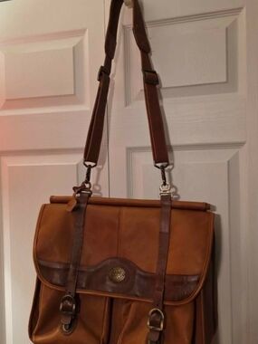 Vintage Messenger Bag in Tan/Brown with Adjustable Strap. Excellent Condition